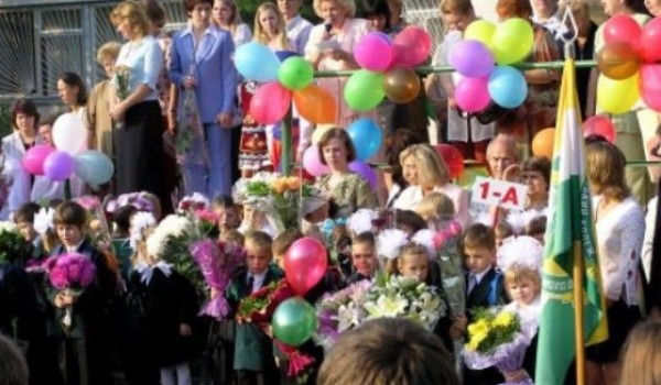 В Москве начался прием детей в первые классы школ по месту жительства, заявки на которых поступили через интернет