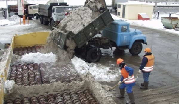 В столице на снегосплавные пункты вывезли около 300 тысяч кубометров снега