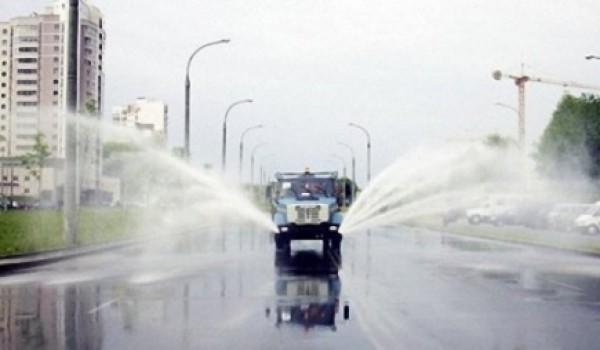 Столичные улицы будут поливать чаще из-за жаркой и сухой погоды