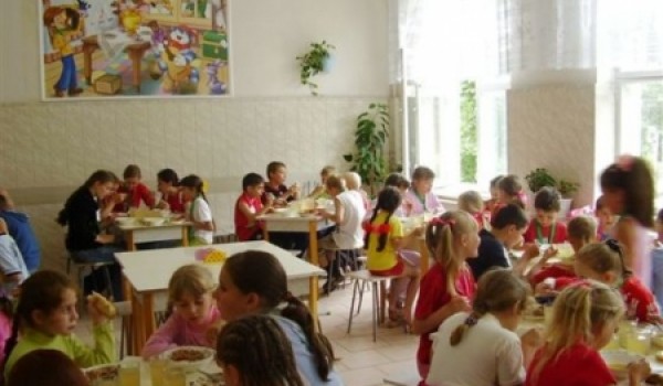 Количество продуктов питания в рационе московских школьников с нового учебного года будет увеличено