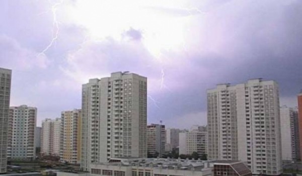 Коммунальщики в Москве ликвидируют последствия дождя