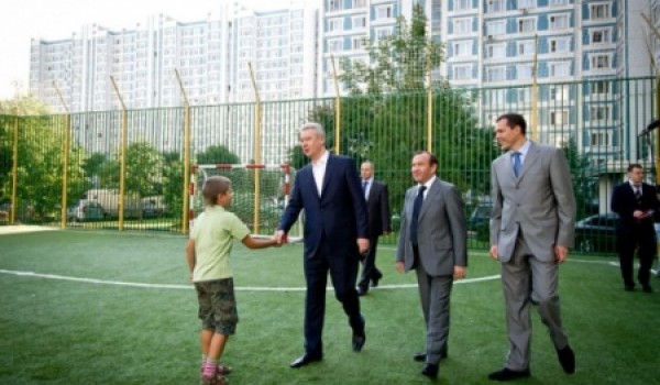 Сергей Собянин посетил новый детский городок и спортплощадку в ЗАО