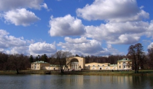 На территории столичной усадьбы Кузьминки приостановлены строительные работы