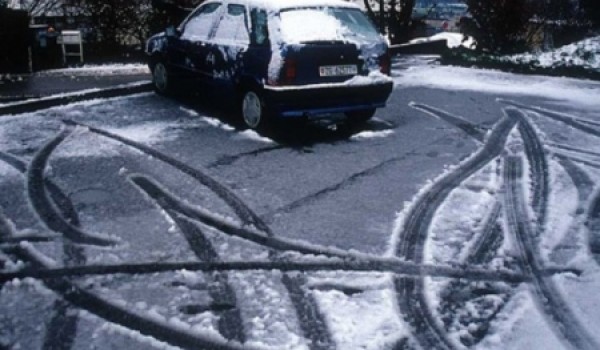 Тротуары, подходы к метро и подземным переходам обработают реагентами