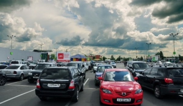 Власти Москвы начали борьбу с автолюбителями, оставляющими машины на тротуарах в центре