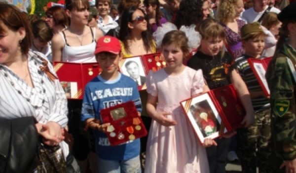 С этого года каждое 9 Мая в Москве будут вывешивать копии Знамени Победы