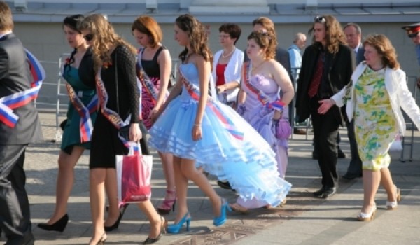 В 2012 году в Москве насчитывается 50,071 тыс. выпускников из 1,344 тыс. школ