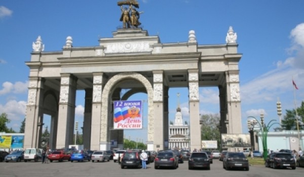 Городские власти намерены радикально изменить подход к торжественному оформлению города