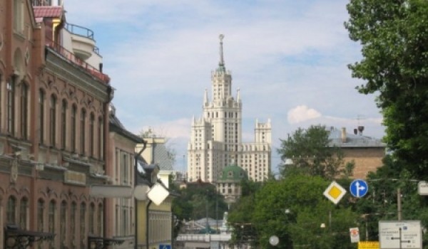 Проехать на автомобиле с Никольской улицы на Театральный проезд и обратно можно теперь через Третьяковский проезд