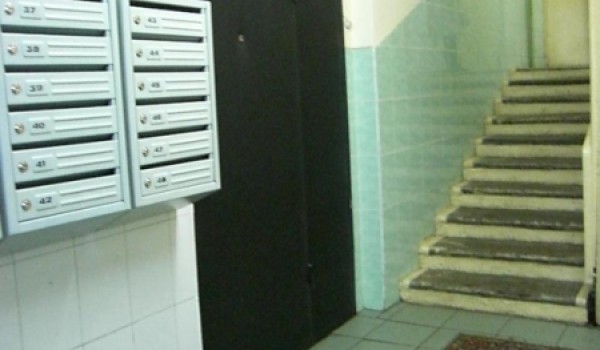 В городе оборудуют подъезды жилых домов системой автоматического открывания дверей