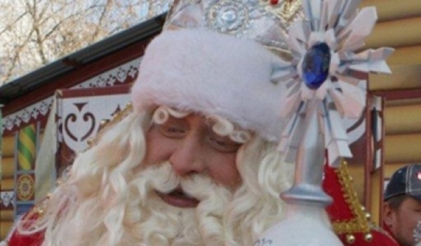 На костюмы Дедов Морозов для дворников потратили почти 1,5 млн рублей