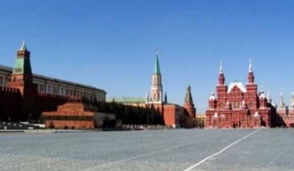 У Кутафьей башни Кремля вместо традиционной елки разместился пряничный домик