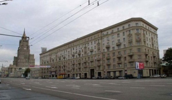 Власти Москвы продлили сроки строительства жилого дома на Смоленском бульваре в центре столицы до 1 мая 2013 года
