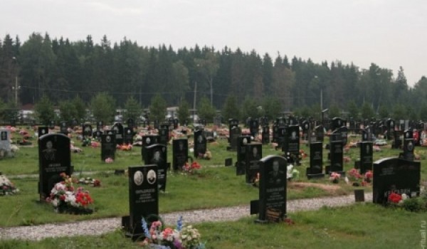 В среднем в весенний период московские кладбища посещает порядка двух млн москвичей