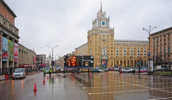Триумфальная площадь в центре Москвы полностью открыта для прогулок