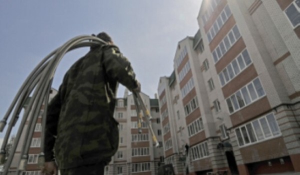 Свыше четырех тысяч бригад коммунальщиков займутся очисткой крыш Москвы в зимний период
