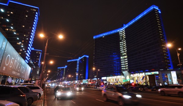 Московские улицы с 1 ноября засияли огнями разных цветов