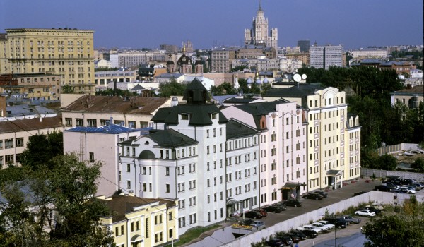 На западе Москвы завершается строительство 35-этажной жилой высотки с детским садом