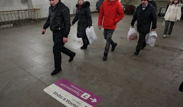 Первые напольные указатели появятся в метро в феврале 2014 года