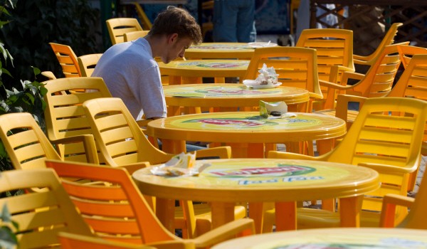 Внешний вид летних веранд столичных кафе и ресторанов приведут к единому стилю