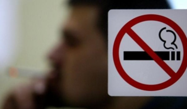 Фото курильщиков-нарушителей будут размещать на городских досках позора