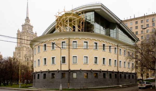 Административное здание на Мосфильмовской улице реконструируют