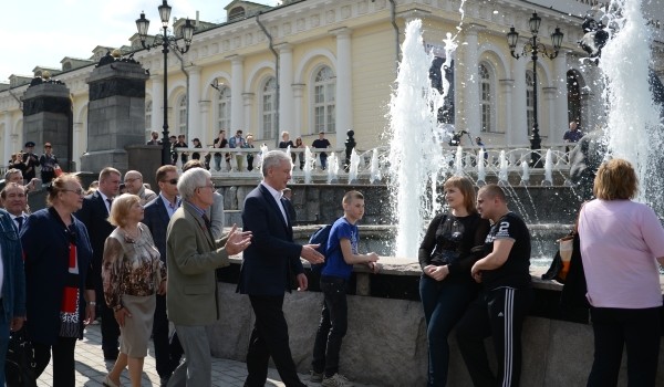 Сергей Собянин на Манежной площади открыл сезон фонтанов