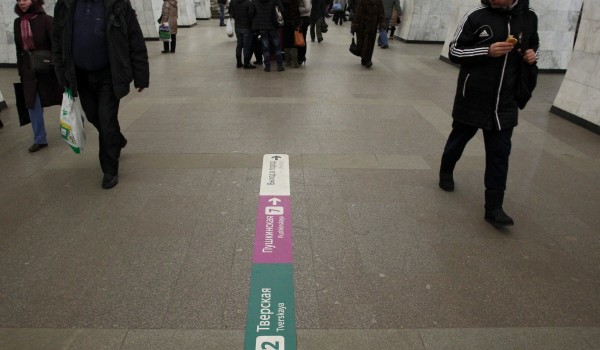 До конца лета на 49 станциях метрополитена появится напольная навигация 