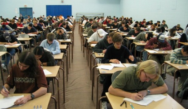 50 тысяч московских школьников сдают ЕГЭ по математике