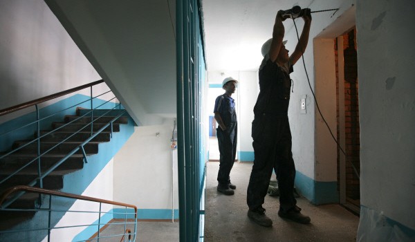 Жилые многоэтажные дома в столице оборудуют новыми лифтами