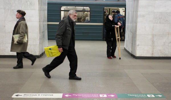 На 49 станциях московской подземки размещены напольные указатели