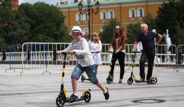 В Москве пройдет первая массовая экскурсия по городу на самокатах