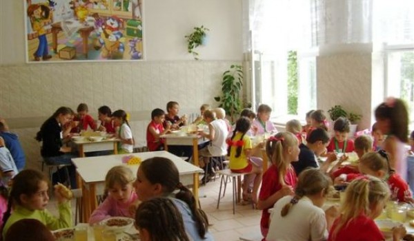 До конца следующего года все школы в Москве оснастят системой «Проход и питание»