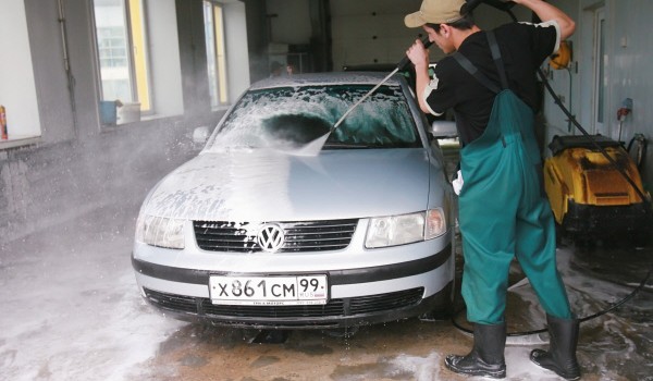 На городских парковках разместят первые мобильные автомойки