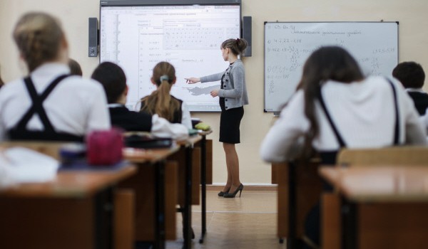 До конца года услуги в школах Москвы переведут на оплату через информационную систему