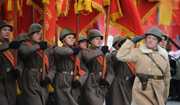 7 ноября  состоится торжественный марш на Красной площади, посвященный параду 1941 года