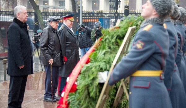 Мэр города возложил венки и цветы к Могиле Неизвестного Солдата в честь годовщины парада 7 ноября 1941 года