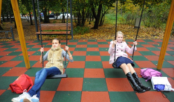 В московских дворах могут появиться качели с подогревом