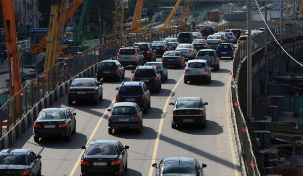 Средняя скорость движения автомобиля в Москве в 2014 году в час пик по будням выросла до 27,2 км/ч