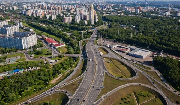 Участок автодороги, который соединит сразу три района столицы, построят на юге Москвы