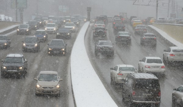 Департамент транспорта просит москвичей отказаться от поездок на личном автомобиле из-за снегопада