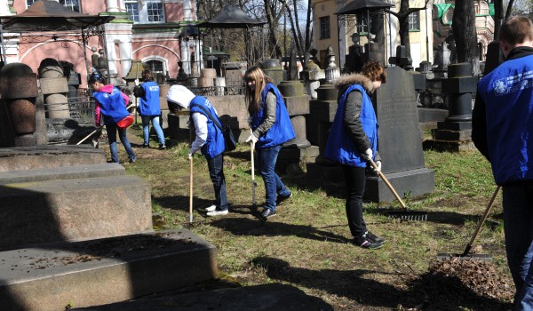 Городские власти выделят до 13 млн рублей на уборку территорий столичных кладбищ