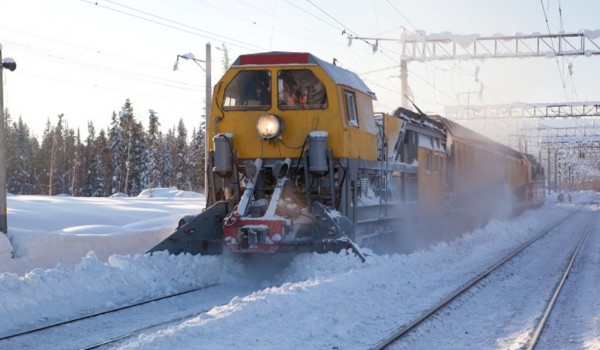 От снежных заносов МЖД очищают более 2 тысяч железнодорожников и 86 единиц техники