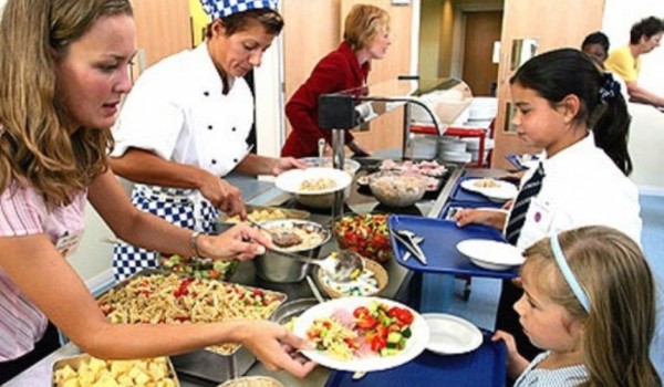 Родители начнут проводить проверки качества питания в столовых московских школ и детсадов