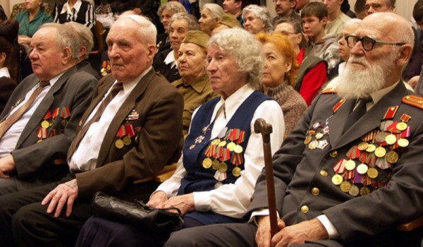 Заместитель мэра Москвы Марат Хуснуллин поздравил ветеранов Великой Отечественный войны с Днем Победы
