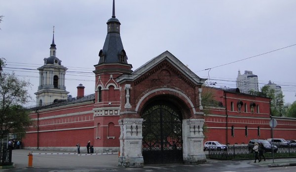 Строители завершили возведения гостиницы с часовней на территории Покровского женского монастыря