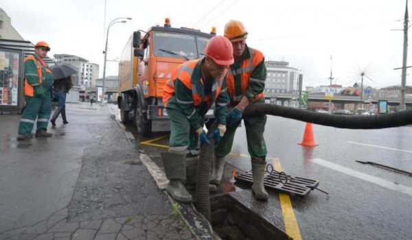 Более 270 аварийных бригад Мосводостока переведены на круглосуточное дежурство из-за предстоящих дождей