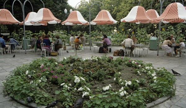 С начала июня столичные власти выявили более 50 нарушений в работе летних кафе