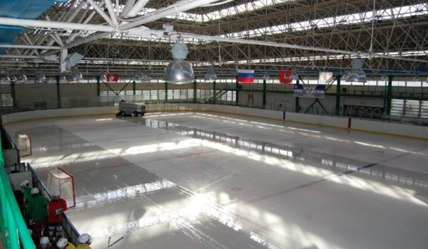 Столичные власти продлили срок строительства ледовой арены в Щербинке