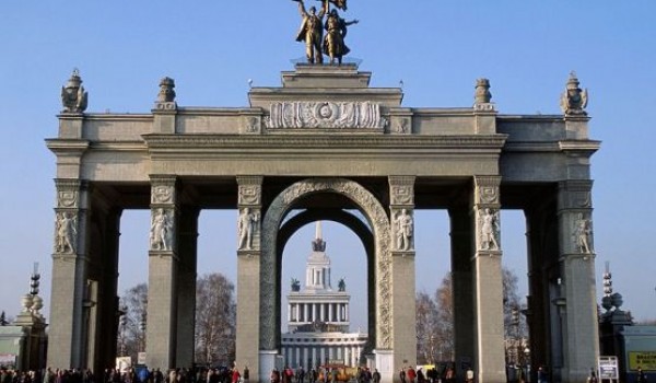 На территории ВДНХ приступили к реставрации памятника В. Ленину 